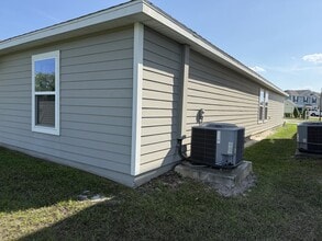 2015 Myrtle Pine St in Kissimmee, FL - Foto de edificio - Building Photo