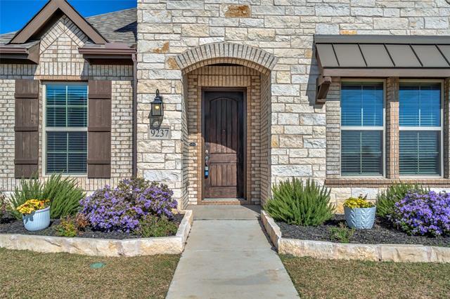 9237 Trammel Davis Rd in Fort Worth, TX - Foto de edificio - Building Photo