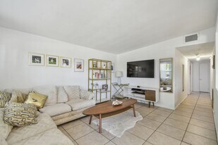 204 Northeast Jefferson Cir N in St. Petersburg, FL - Building Photo