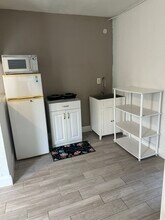 7901 NW 66th Ter, Unit Efficiency in Tamarac, FL - Building Photo - Building Photo