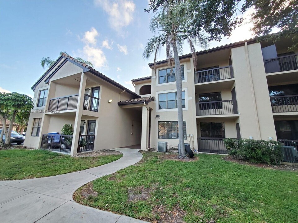 4581 W McNab Rd in Pompano Beach, FL - Building Photo