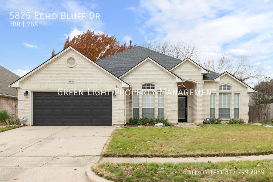 5825 Echo Bluff Dr in Haltom City, TX - Foto de edificio