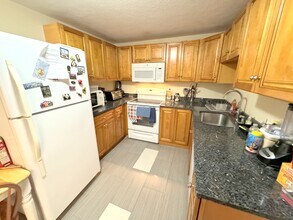 33 Lodgen Ct, Unit 4D in Malden, MA - Foto de edificio - Building Photo