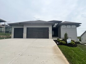 10985 S Millstone Dr in Olathe, KS - Building Photo