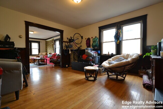 7 Dickinson Rd in Boston, MA - Building Photo - Building Photo