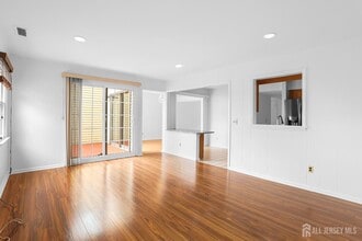 17 Clark Ct in East Brunswick, NJ - Building Photo - Building Photo