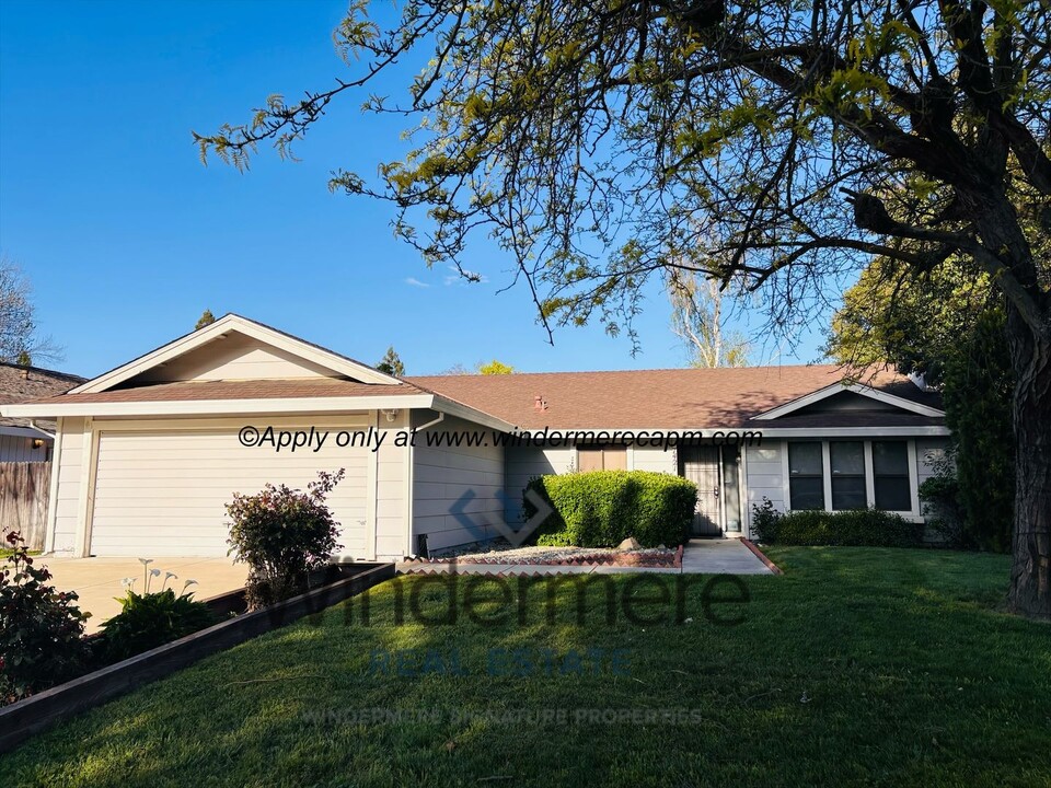 7421 Durfee Way in Sacramento, CA - Building Photo