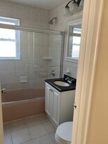 1560 Hutchinson River Pky, Unit Second Floor in Bronx, NY - Building Photo