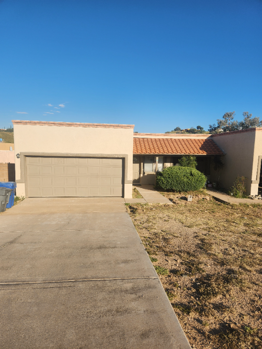 2442 N Alexa Cir in Nogales, AZ - Building Photo