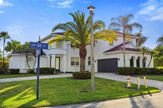 16449 SW 84th Pl in Palmetto Bay, FL - Building Photo - Building Photo