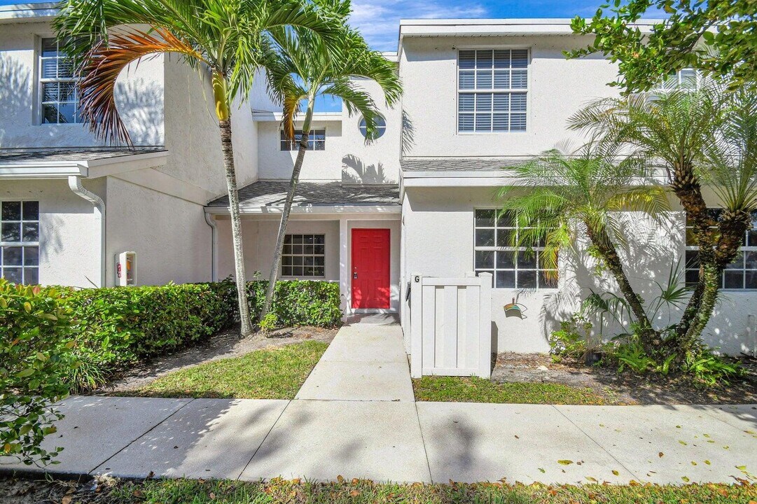 12574 Westhampton Cir in Wellington, FL - Building Photo