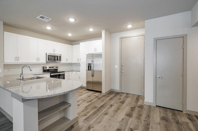 Mustang Station in Farmers Branch, TX - Foto de edificio - Building Photo