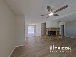 8001 CottonWoode Dr in Largo, FL - Building Photo - Building Photo