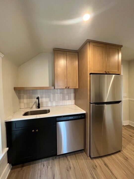 1382 E 43rd St, Unit UPPER in Cleveland, OH - Building Photo