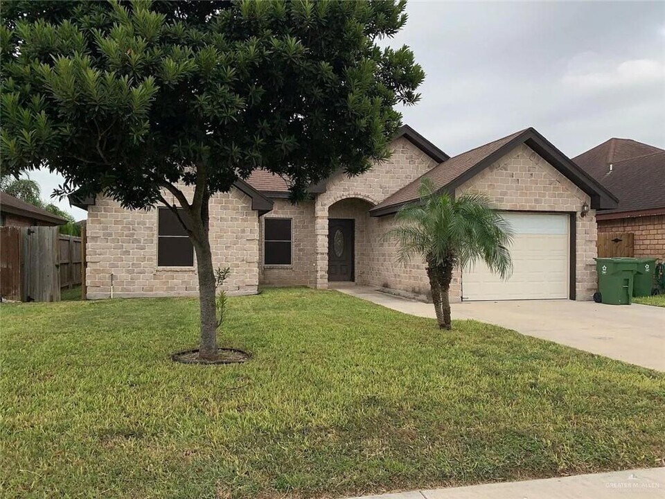 1911 Largo St in Weslaco, TX - Building Photo