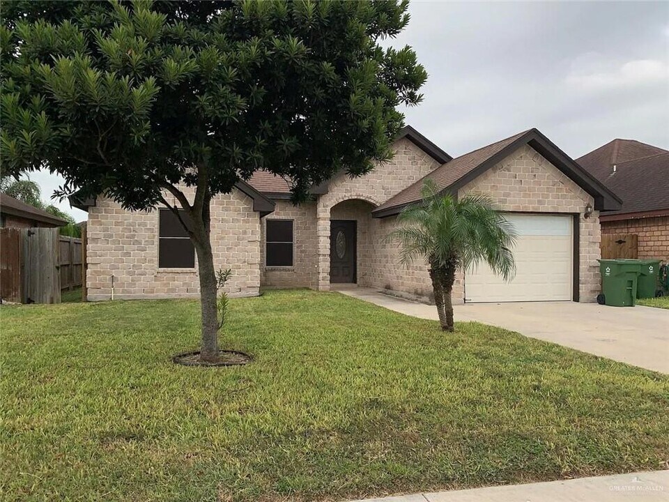 1911 Largo St in Weslaco, TX - Building Photo