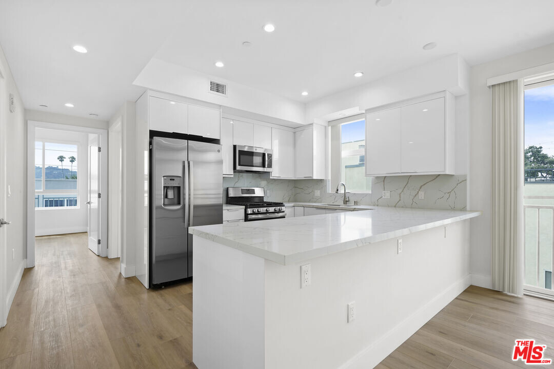 11042 La Maida St-Unit -403 in Los Angeles, CA - Building Photo