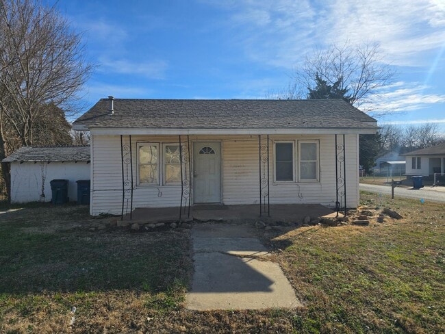 property at 1202 E Oak St