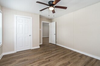 605 Hospital St in Tomball, TX - Foto de edificio - Building Photo