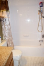 9745 Lake Shore Dr in Gaithersburg, MD - Foto de edificio - Building Photo