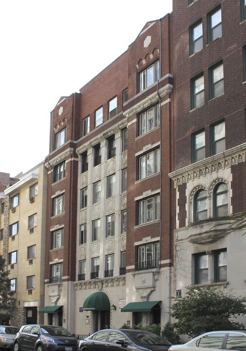 Roscoe Apartments in Chicago, IL - Building Photo