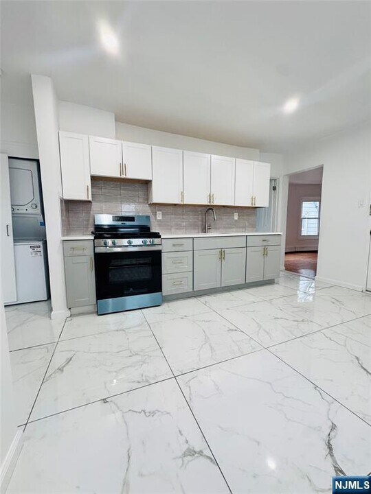 23 Valley in Edgewater, NJ - Building Photo