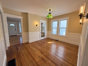 11 Aubin St, Unit 1F in Amesbury, MA - Foto de edificio - Building Photo