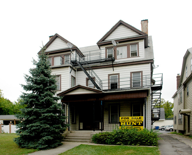 353 Elmwood Ave in Buffalo, NY - Building Photo - Building Photo