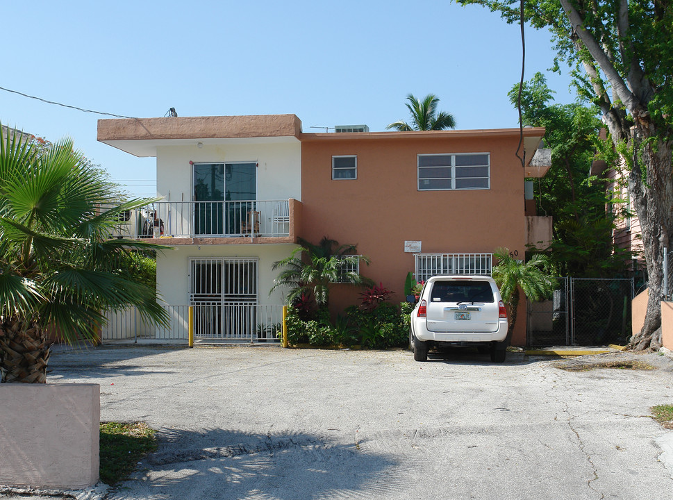 1050 SW 6th St in Miami, FL - Building Photo