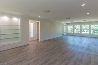 1219 Solana Rd, Unit 18 in Naples, FL - Foto de edificio - Building Photo