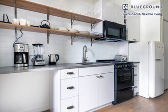 108 W Chicago Ave-Unit -FL6-ID144 in Chicago, IL - Building Photo - Building Photo