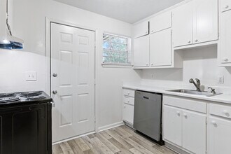 Shallowford Pines in Chamblee, GA - Foto de edificio - Building Photo