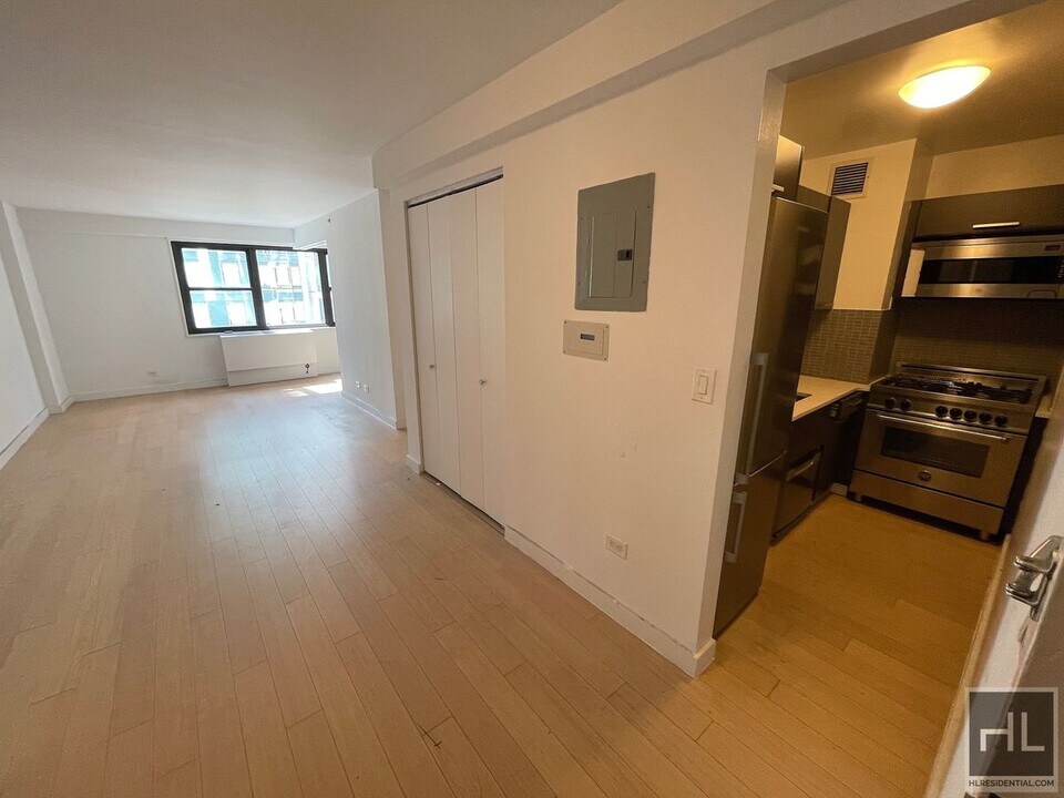 East 39th Street in New York, NY - Building Photo