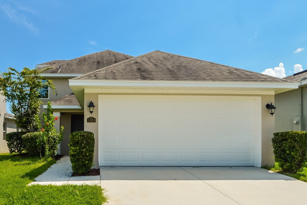 1049 Atlantic Ave in Fruitland Park, FL - Building Photo