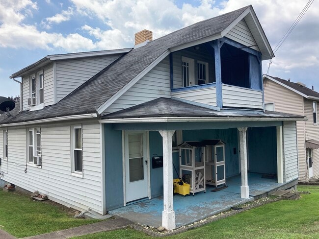 36 Lincoln Ave, Unit Apartment #1 in Irwin, PA - Foto de edificio - Building Photo