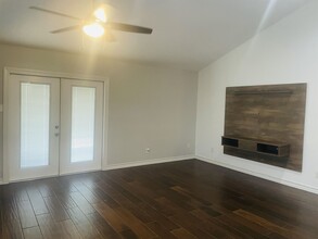 1606 Hillside Rd in Laredo, TX - Building Photo - Building Photo