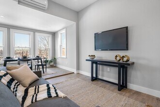 390 Meridian St, Unit 3 in Boston, MA - Building Photo - Building Photo