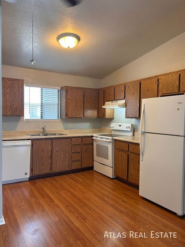 property at 465 W Ivyglen St