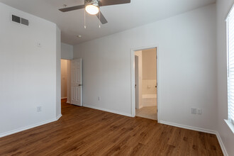 Spicewood Crossing in Carrollton, TX - Building Photo - Interior Photo