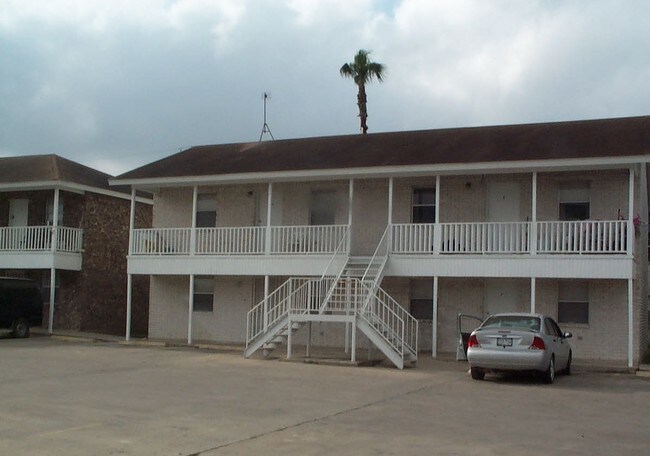 1010 Apollo Ave in Brownsville, TX - Foto de edificio - Building Photo
