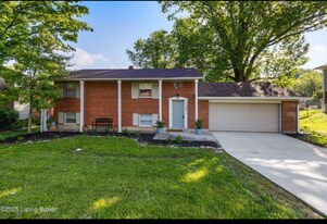 1109 Crestview Way in Goshen, KY - Building Photo