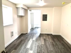 10734 Stone Ave N, Unit #B01 in Seattle, WA - Building Photo - Building Photo