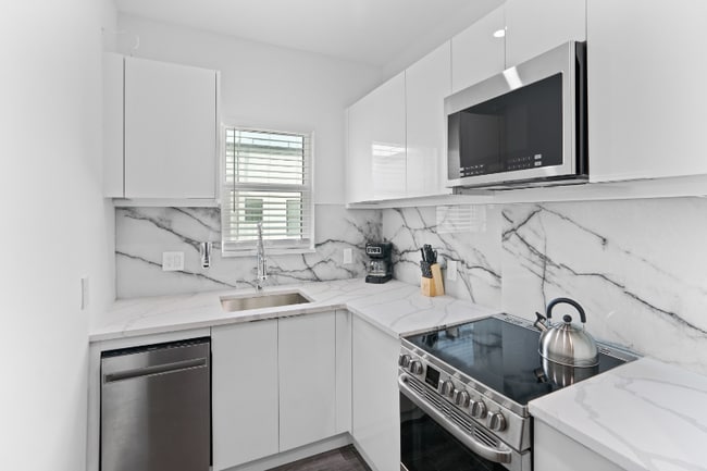 935 S Howard Ave in Tampa, FL - Foto de edificio - Building Photo