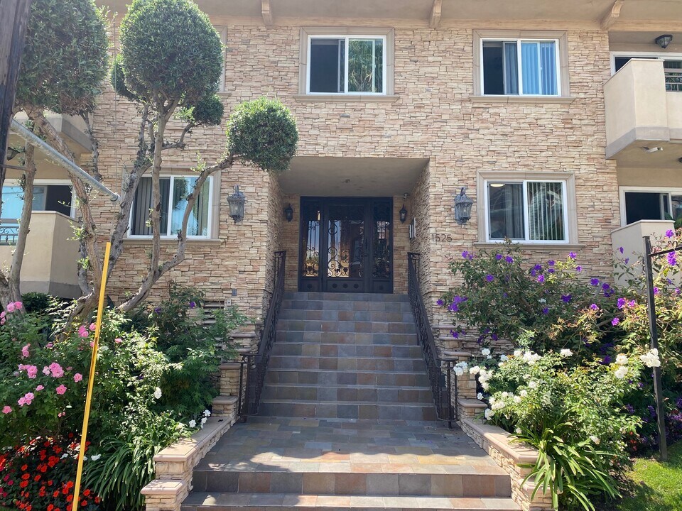 1525 S Saltair Ave in Los Angeles, CA - Building Photo