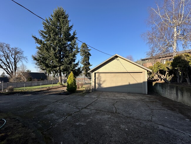 719 Oak St in Silverton, OR - Building Photo - Building Photo