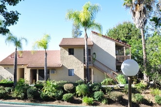 Country Club Villas in Escondido, CA - Foto de edificio - Building Photo