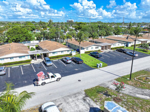 The Cresthaven Apartments in Pompano Beach, FL - Building Photo - Building Photo