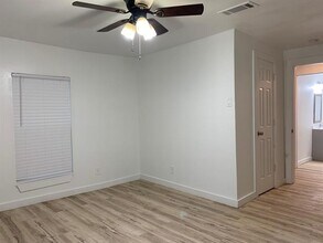 1046 W Collins St in Denison, TX - Building Photo - Building Photo