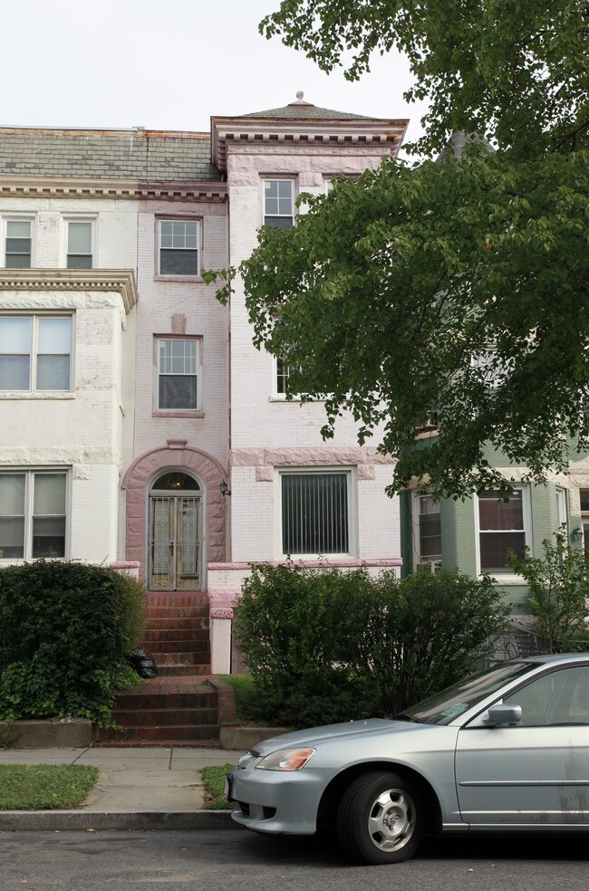 1201 Girard St NW in Washington, DC - Building Photo - Building Photo