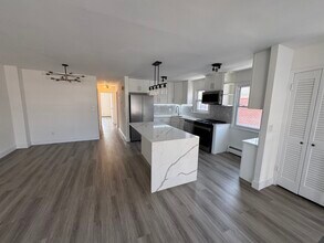 15704 17th Rd in Whitestone, NY - Foto de edificio - Building Photo